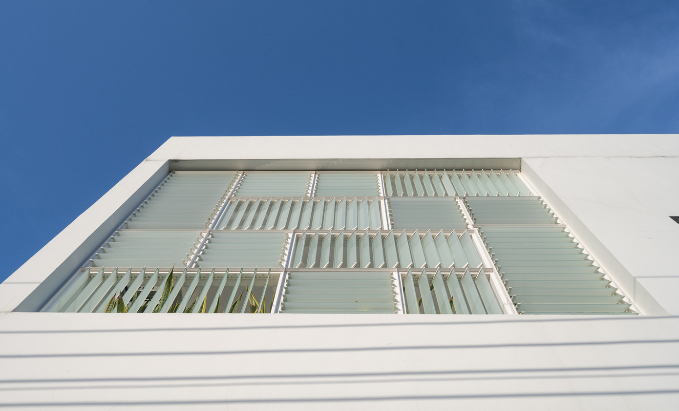 Khối thông gió và cửa chớp bằng kính được đưa vào thiết kế mặt tiền của biệt thự. Đặc biệt, mặt tiền phía Nam và phía Bắc sử dụng lam kính 2 hướng để ngôi nhà luôn thoáng mát. Khối thông gió và cửa chớp bằng kính được đưa vào thiết kế mặt tiền của biệt thự. Đặc biệt, mặt tiền phía Nam và phía Bắc sử dụng lam kính 2 hướng để ngôi nhà luôn thoáng mát.