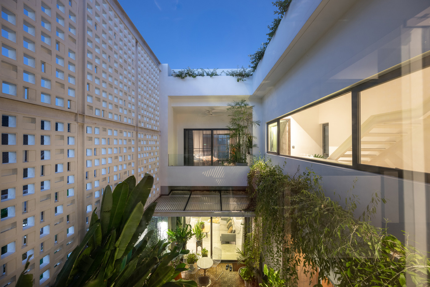 Tầng hai là không gian của hai phòng ngủ và phòng làm việc. Tầng hai là không gian của hai phòng ngủ và phòng làm việc.