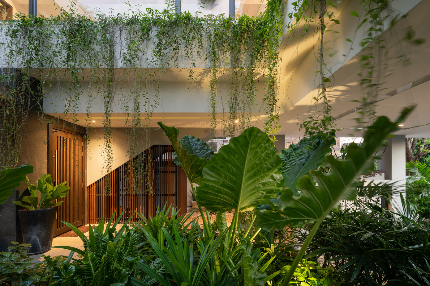 Không gian riêng tư ở tầng 1 được nâng lên 1,5 mét (so với tầm nhìn của mắt người) để đảm bảo sự riêng tư. Không gian riêng tư ở tầng 1 được nâng lên 1,5 mét (so với tầm nhìn của mắt người) để đảm bảo sự riêng tư.