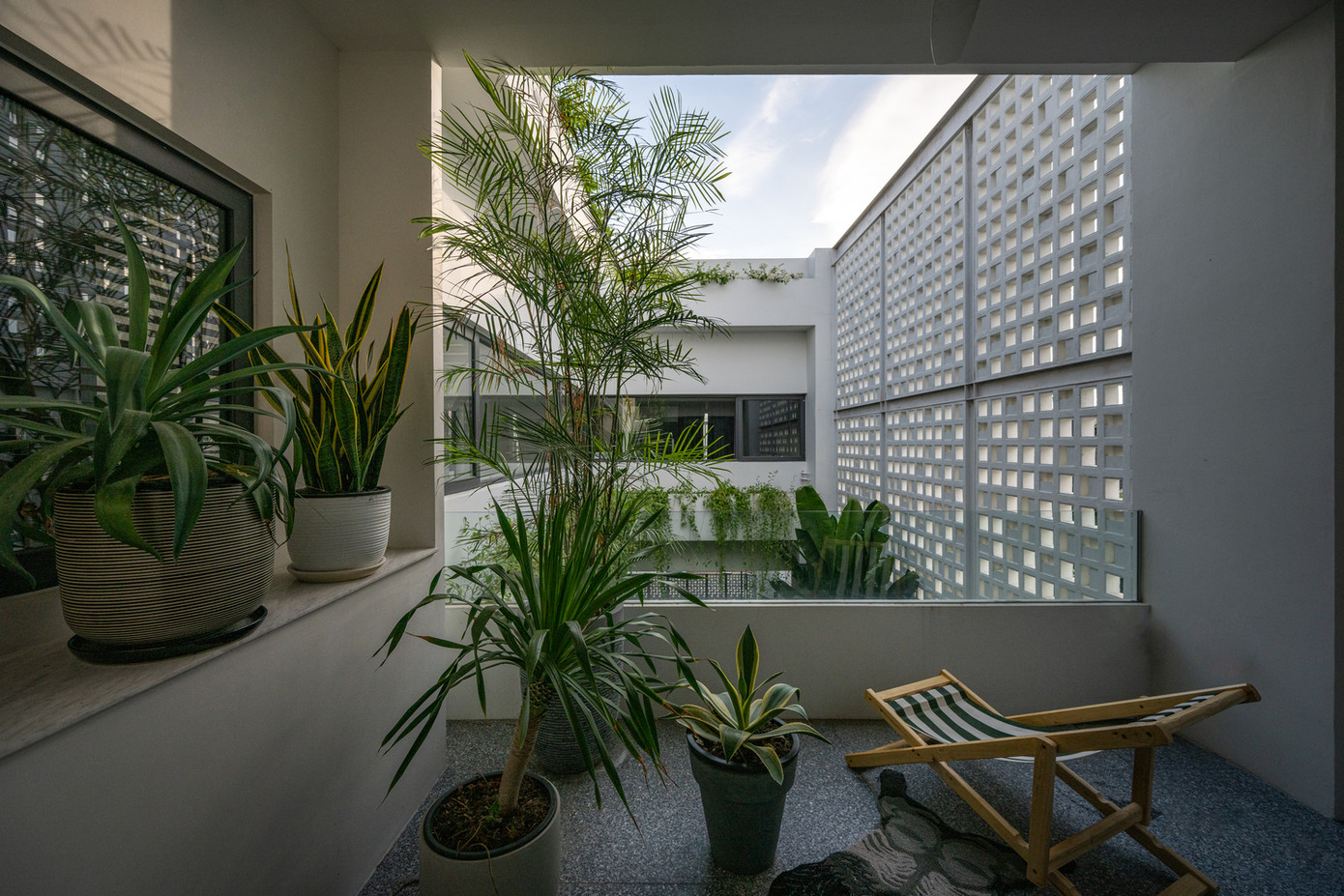 Để tiết kiệm chi phí thắp sáng cũng như để không khí trong nhà được lưu thông, nhóm thiết kế đã tạo ra một giếng trời lớn giữa biệt thự. Để tiết kiệm chi phí thắp sáng cũng như để không khí trong nhà được lưu thông, nhóm thiết kế đã tạo ra một giếng trời lớn giữa biệt thự.