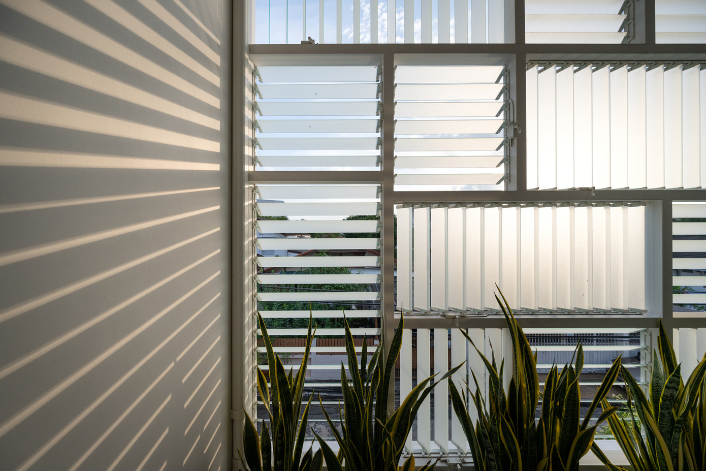 Khối thông gió và cửa chớp bằng kính được đưa vào thiết kế mặt tiền của biệt thự. Đặc biệt, mặt tiền phía Nam và phía Bắc sử dụng lam kính 2 hướng để ngôi nhà luôn thoáng mát. Khối thông gió và cửa chớp bằng kính được đưa vào thiết kế mặt tiền của biệt thự. Đặc biệt, mặt tiền phía Nam và phía Bắc sử dụng lam kính 2 hướng để ngôi nhà luôn thoáng mát.