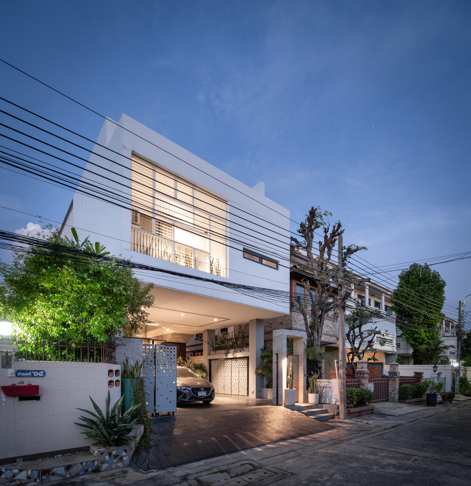 Biệt thự này vốn nằm trong khu đất hẹp và dài, nằm giữa ngôi nhà 4 tầng và một ngôi nhà 2 tầng. Gia chủ mong muốn tổ ấm của mình được thiết kế theo phong cách hiện đại với vườn cây xanh mát. Biệt thự này vốn nằm trong khu đất hẹp và dài, nằm giữa ngôi nhà 4 tầng và một ngôi nhà 2 tầng. Gia chủ mong muốn tổ ấm của mình được thiết kế theo phong cách hiện đại với vườn cây xanh mát.