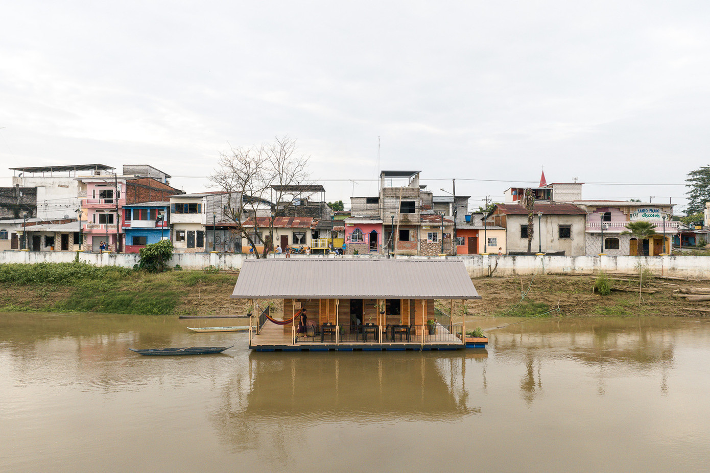 Ngôi nhà vừa tạo được không gian lưu trữ và chiều cao vừa đủ để tăng cường thông gió và chiếu sáng tự nhiên thông qua các ranh giới lưới gỗ. Ngôi nhà vừa tạo được không gian lưu trữ và chiều cao vừa đủ để tăng cường thông gió và chiếu sáng tự nhiên thông qua các ranh giới lưới gỗ.