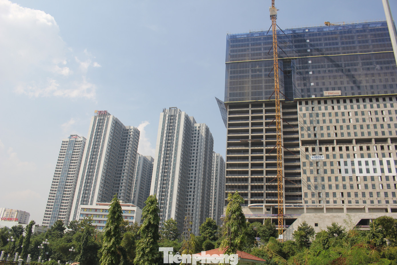 Theo Luật Kinh doanh Bất động sản vừa được thông qua, chủ đầu tư không được thu quá 95% giá trị hợp đồng nếu người mua chưa được cấp sổ. (Ảnh: Lộc Liên)