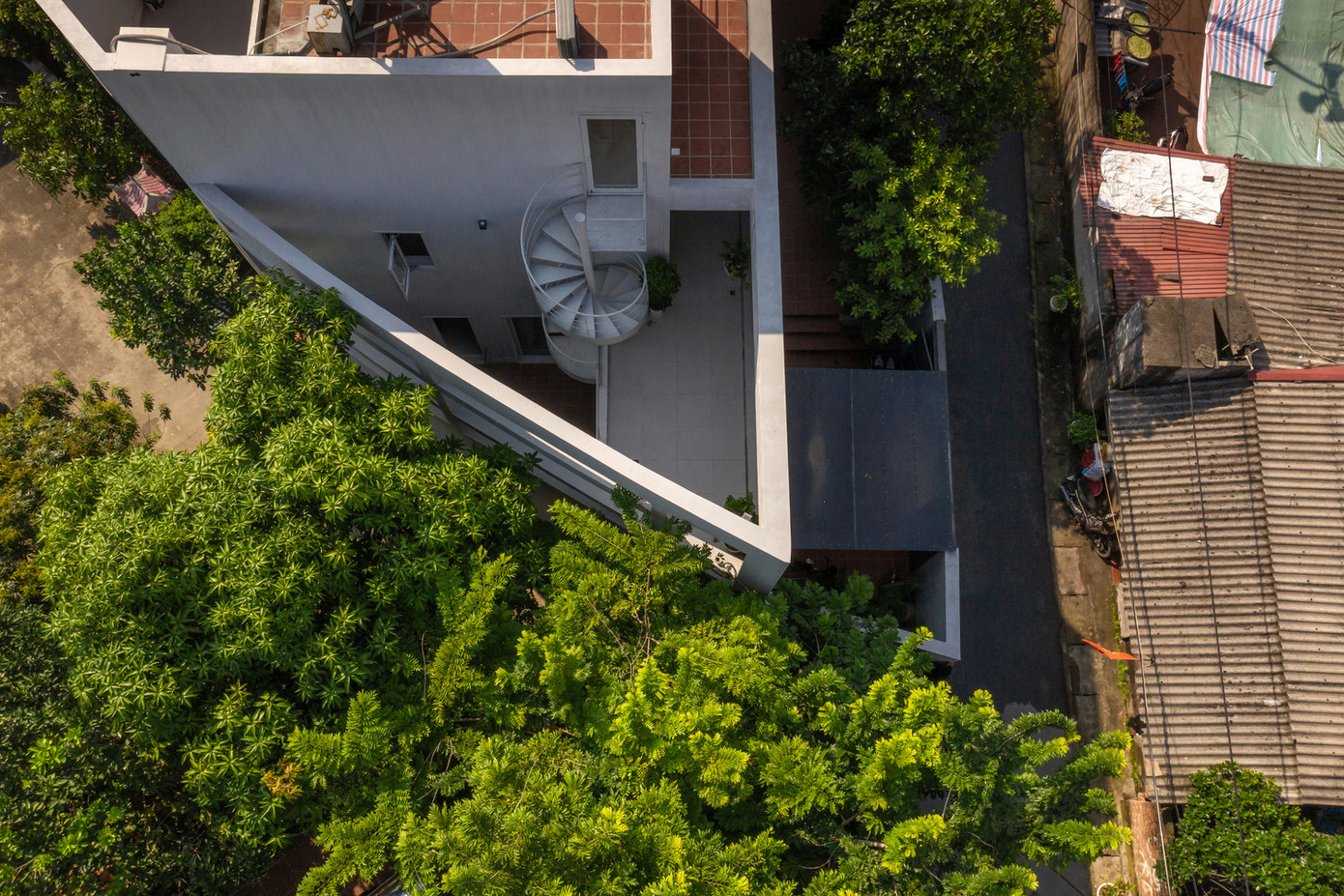 Sự sắp xếp không gian duy trì các hoạt động thiết yếu của ngôi nhà, trong đó một khoảng sân rộng rãi nối giữa bên trong và bên ngoài.