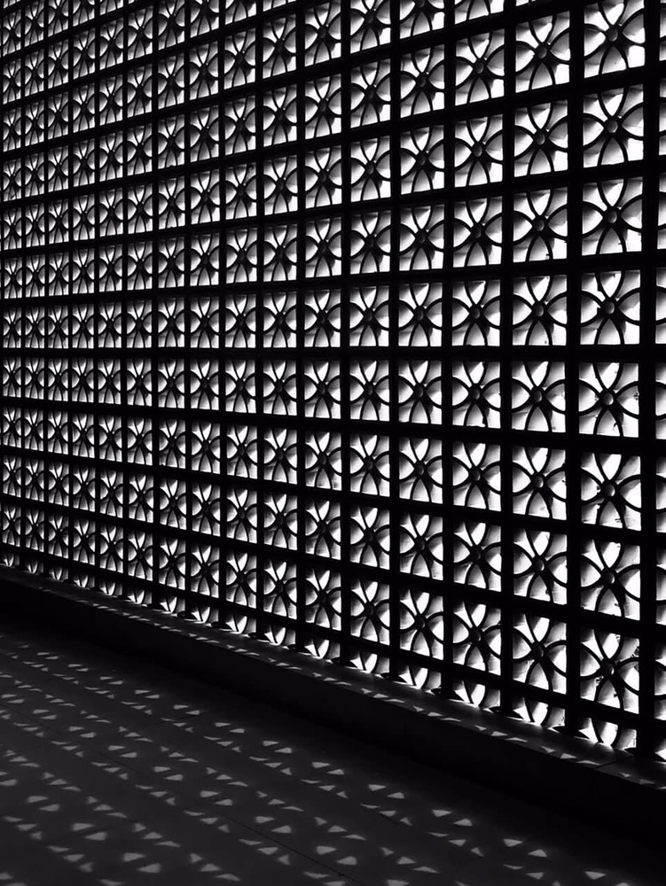 Kiến trúc sư sử dụng các tấm che nắng lớn để tối đa hóa hiệu quả che nắng về phía Tây cho ngôi nhà.