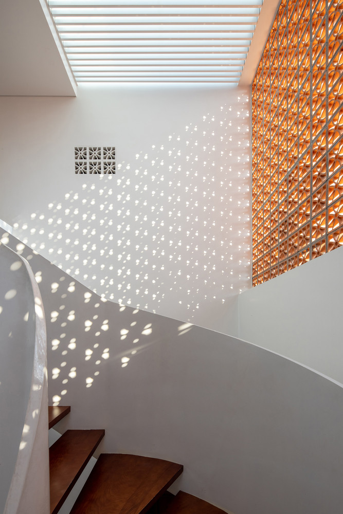 Kiến trúc sư sử dụng các tấm che nắng lớn để tối đa hóa hiệu quả che nắng về phía Tây cho ngôi nhà.