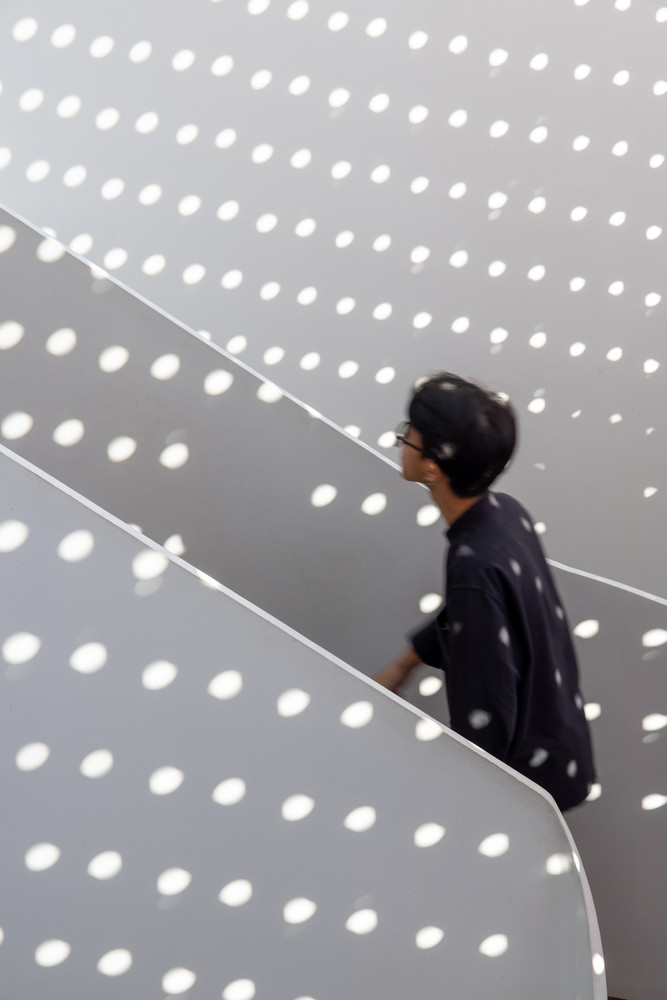 Kiến trúc sư sử dụng các tấm che nắng lớn để tối đa hóa hiệu quả che nắng về phía Tây cho ngôi nhà.