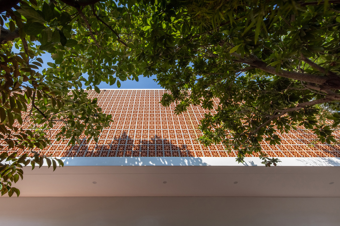 Những không gian quen thuộc như hiên, sân, bàn trẻ em được tái hiện tinh tế thông qua ngôn ngữ kiến trúc đương đại với những chi tiết tối giản, đơn giản.