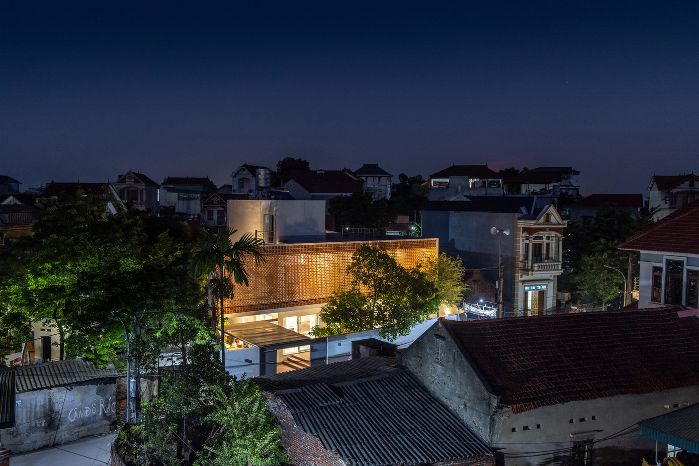 Tất cả các vật liệu được sử dụng cho ngôi nhà kết hợp hài hòa với môi trường xung quanh nhưng vẫn giữ được nét hiện đại.