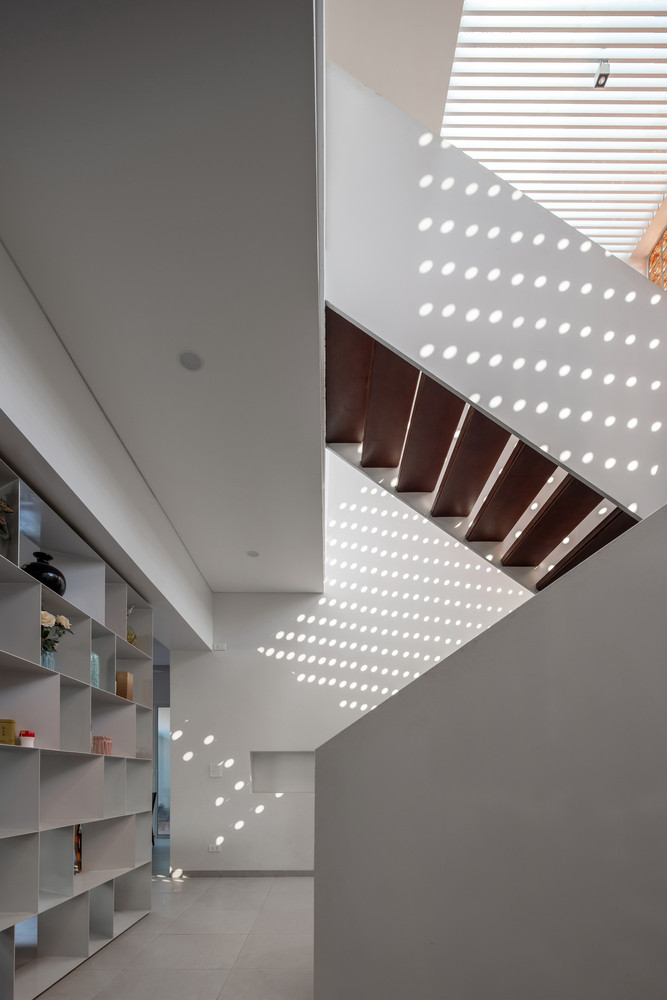 Kiến trúc sư sử dụng các tấm che nắng lớn để tối đa hóa hiệu quả che nắng về phía Tây cho ngôi nhà.