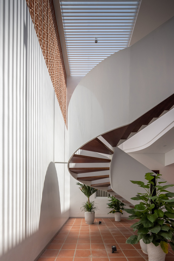 Đi lên cầu thang dẫn đến không gian thờ cúng, lưu giữ những kỷ vật từ bàn thờ tổ tiên xưa. Hai bên là phòng ngủ để anh chị em có thể ở khi trở về nhà.