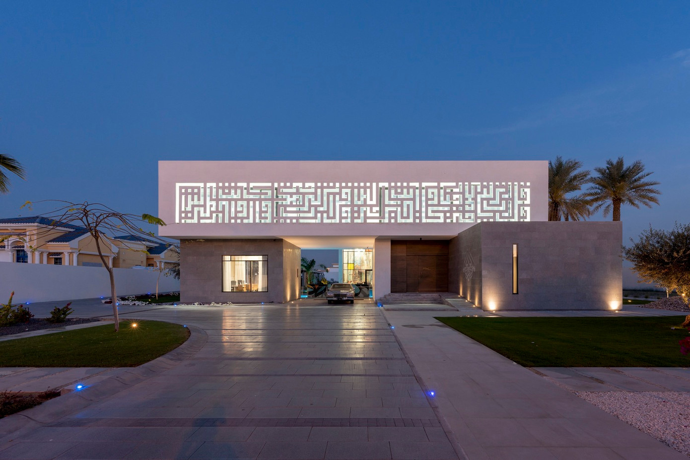 Biệt thự xóa mờ ranh giới giữa nơi ở và phòng trưng bày nghệ thuật, phản ánh mối liên hệ sâu sắc của chủ sở hữu với thư pháp Ả Rập.