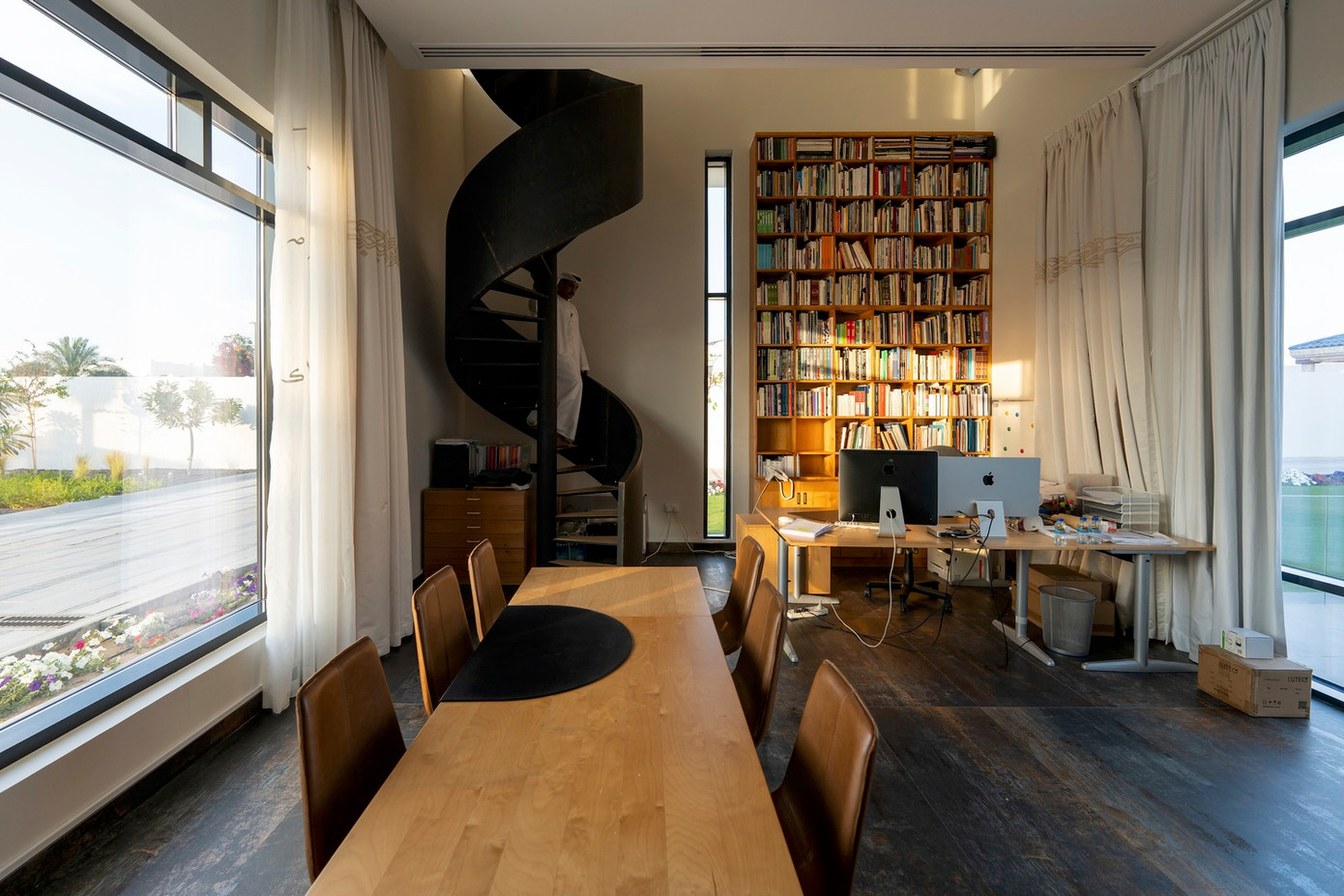 Bố cục của biệt thự xoay quanh một trục trung tâm, với các không gian được phân bổ hợp lý ở hai bên.