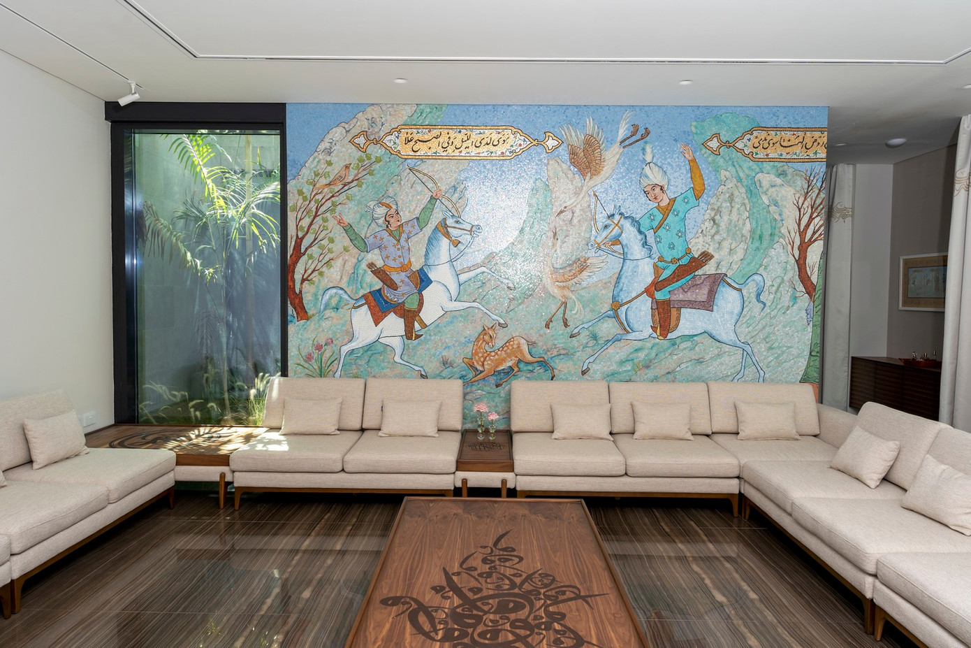 Nhờ sự ấn tượng trong kiến trúc, ngay sau khi hoàn thành biệt thự được nhiều nghệ sĩ đến thăm để chiêm ngưỡng.