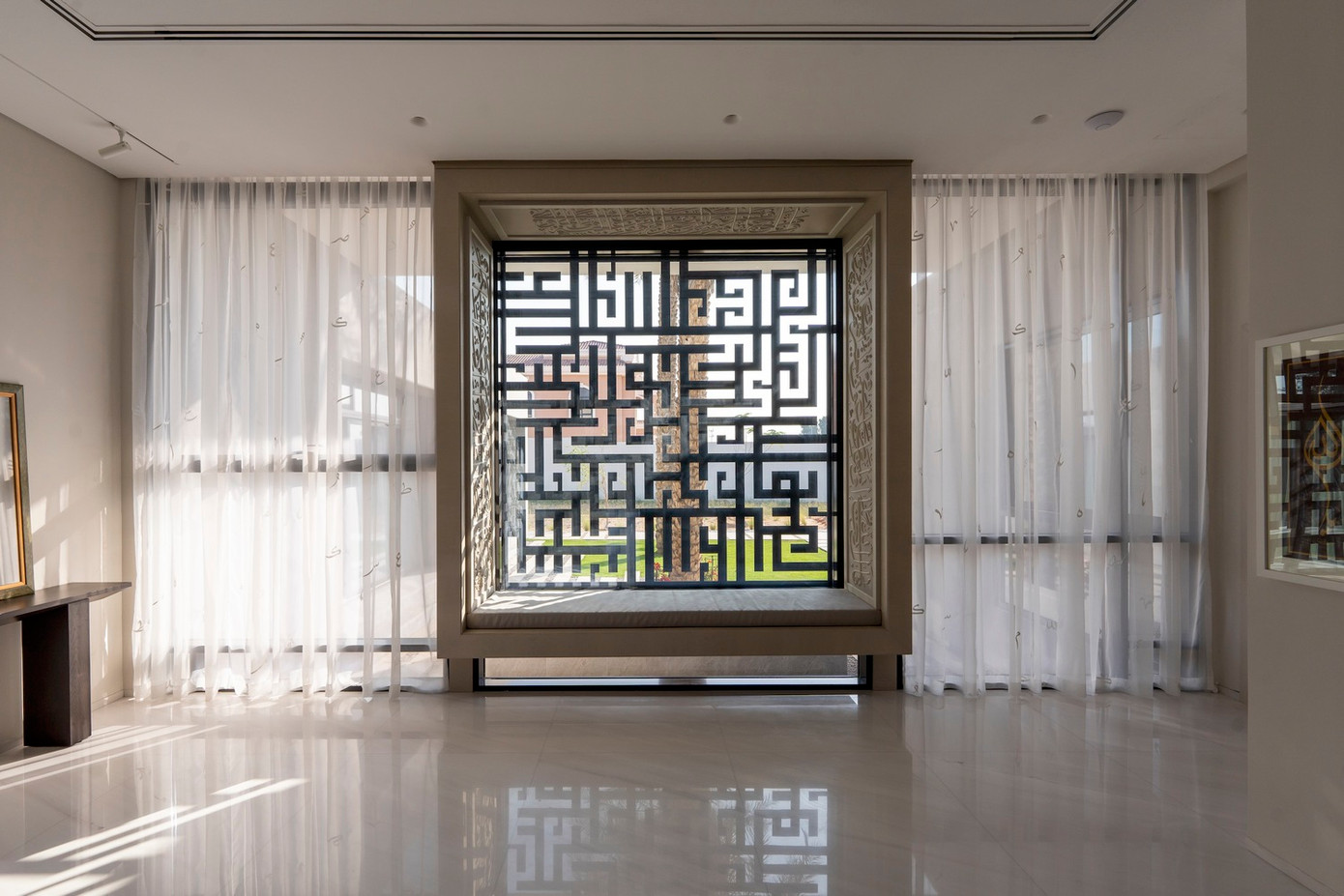 Nhờ sự ấn tượng trong kiến trúc, ngay sau khi hoàn thành biệt thự được nhiều nghệ sĩ đến thăm để chiêm ngưỡng.