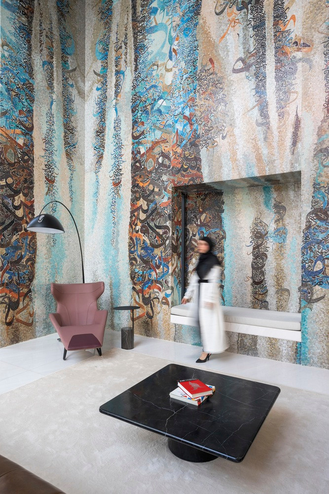 Biệt thự là sự pha trộn hài hòa giữa hình thức và nghệ thuật, mang đến một ví dụ sống động về cách thư pháp có thể ảnh hưởng và làm phong phú môi trường xây dựng.