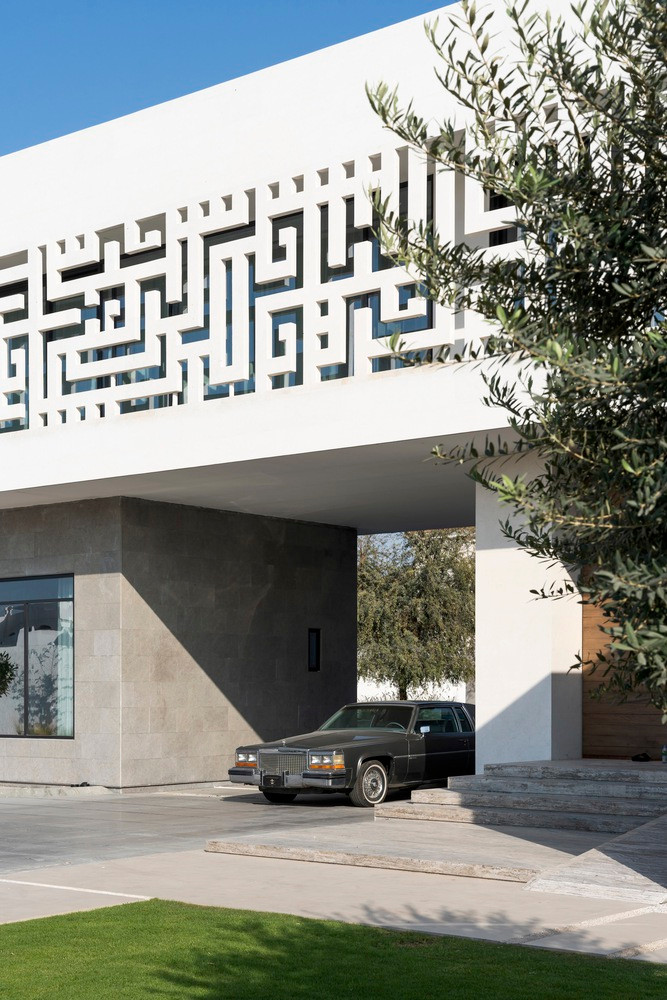 Biệt thự là công trình có kiến trúc ốp đá trắng trang trí bằng chữ Kufic được chạm khắc khéo léo.