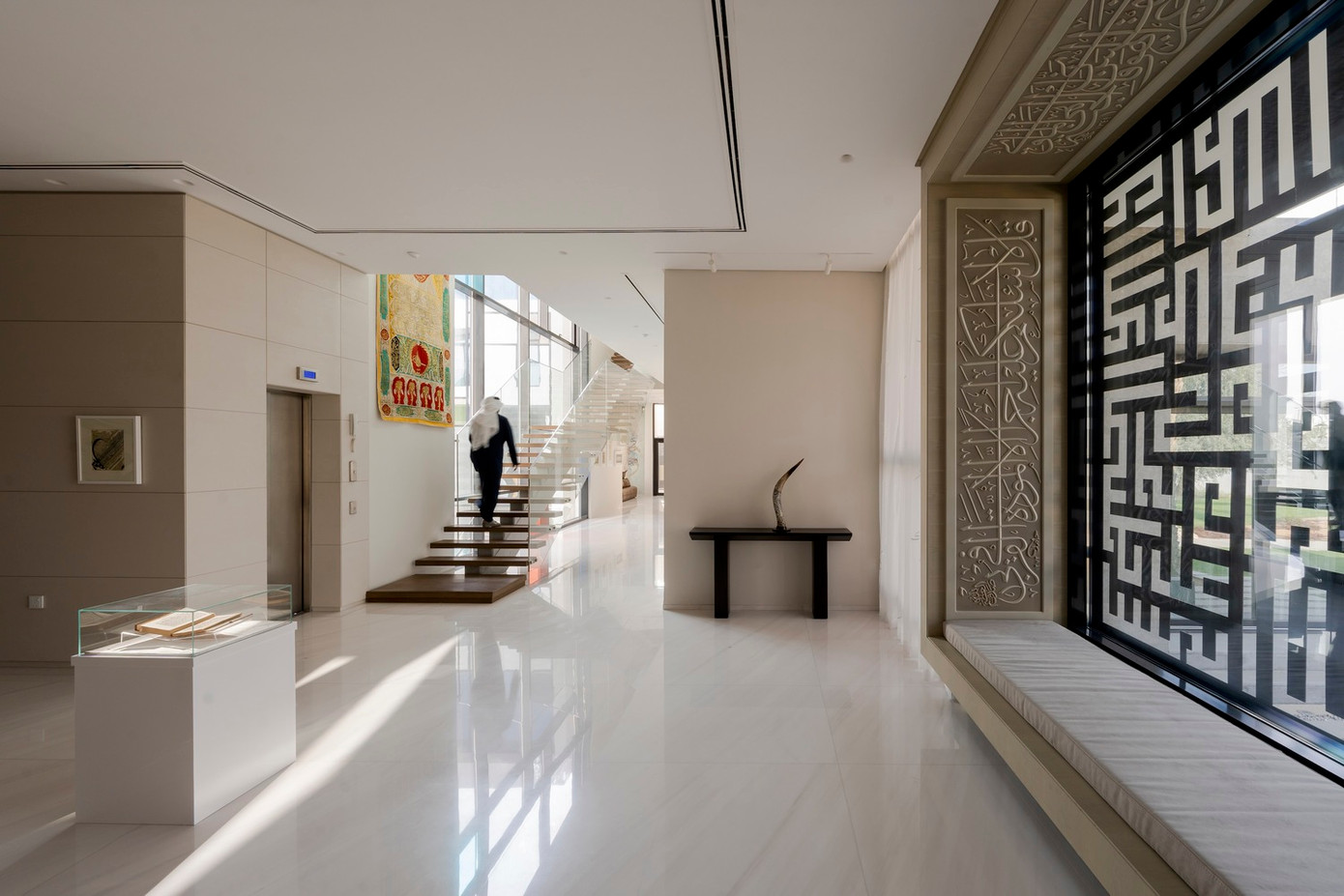 Bố cục của biệt thự xoay quanh một trục trung tâm, với các không gian được phân bổ hợp lý ở hai bên.