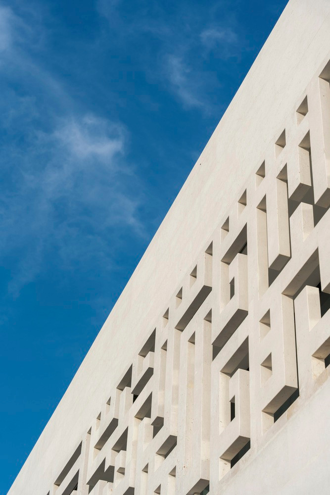 Biệt thự là công trình có kiến trúc ốp đá trắng trang trí bằng chữ Kufic được chạm khắc khéo léo.