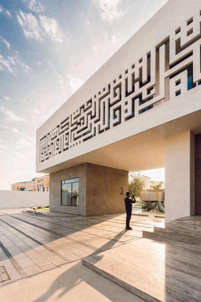 Biệt thự là công trình có kiến trúc ốp đá trắng trang trí bằng chữ Kufic được chạm khắc khéo léo.