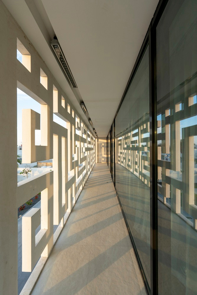 Biệt thự là công trình có kiến trúc ốp đá trắng trang trí bằng chữ Kufic được chạm khắc khéo léo.