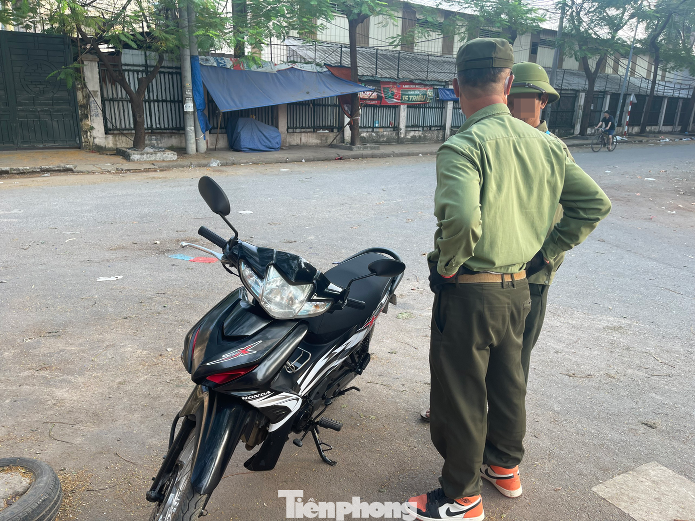 Khi PV báo Tiền Phong đến Chợ đầu mối Minh Khai tìm hiểu, xác minh nguồn tin, mặc dù đã xuất trình giấy tờ nhưng vẫn bị Ban quản lý Chợ đầu mối Minh Khai gây khó khăn, yêu cầu PV xóa hết dữ liệu hình ảnh, video vì lý do “luật Chợ” không cho phép quay, chụp. Khi PV không đồng ý, đã bị Ban quản lý chợ gây khó khăn suốt nhiều giờ đồng trước khi lực lượng chức năng đến xử lý.