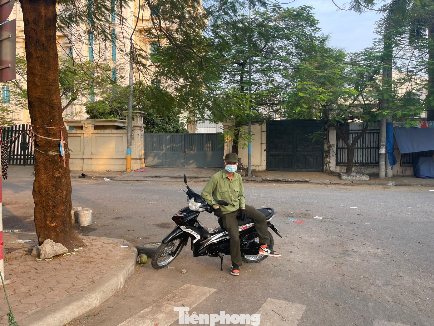 Khi PV báo Tiền Phong đến Chợ đầu mối Minh Khai tìm hiểu, xác minh nguồn tin, mặc dù đã xuất trình giấy tờ nhưng vẫn bị Ban quản lý Chợ đầu mối Minh Khai gây khó khăn, yêu cầu PV xóa hết dữ liệu hình ảnh, video vì lý do “luật Chợ” không cho phép quay, chụp. Khi PV không đồng ý, đã bị Ban quản lý chợ gây khó khăn suốt nhiều giờ đồng trước khi lực lượng chức năng đến xử lý.