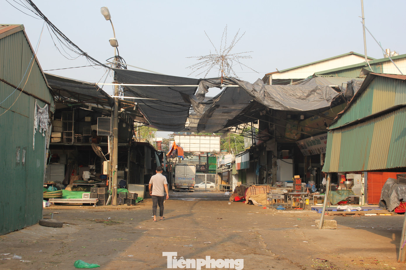 Ghi nhận thực tế, mặc dù là chợ hạng 1 nhưng cơ sở hạ tầng tại Chợ đầu mối Minh Khai khá xập xệ, xuống cấp nghiêm trọng.