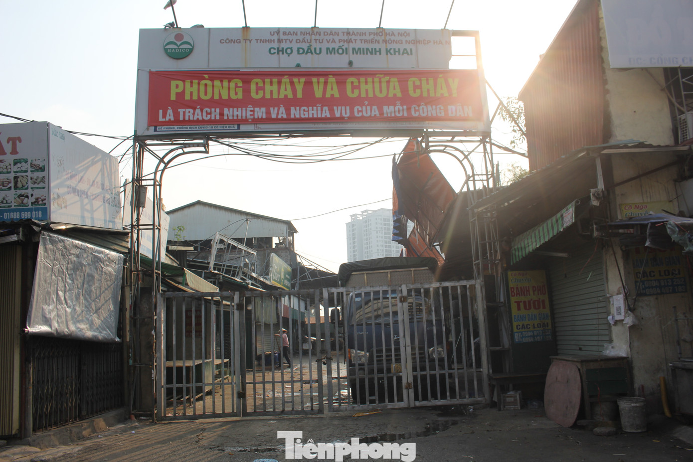 Chợ đầu mối Minh Khai (Minh Khai, Bắc Từ Liêm) nhiều năm chưa GPMB xong khiến người dân gặp nhiều khó khăn. (Ảnh: Lập Đông)