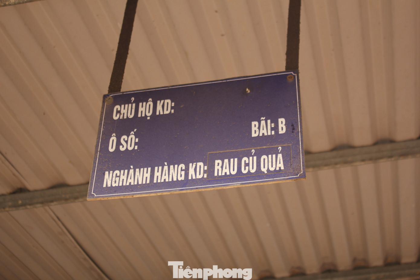 Các gian hàng mặc dù được treo biển tên chủ hộ kinh doanh, ô, bãi và ngành hàng kinh doanh khá chuyên nghiệp nhưng gian hàng lại xơ xác, chắp vá.