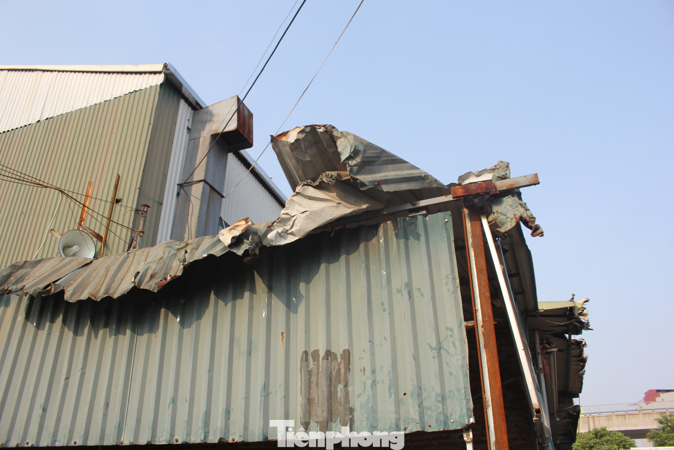 Chống cột của gian hàng xiêu vẹo trong khi mái tôn han gỉ, tả tơi.