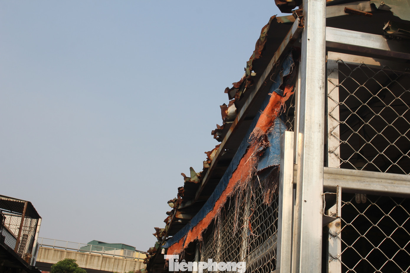 Chống cột của gian hàng xiêu vẹo trong khi mái tôn han gỉ, tả tơi.