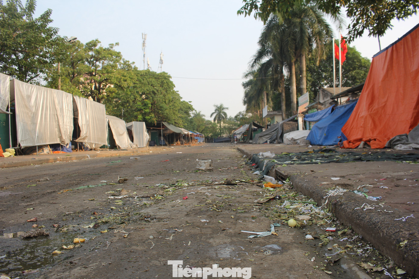 Nhiều người dân xung quanh khu vực phản ánh tình trạng này đã xảy ra thời gian dài khiến môi trường xung quanh bị ô nhiễm, ảnh hưởng đến cuộc sống sinh hoạt của họ.