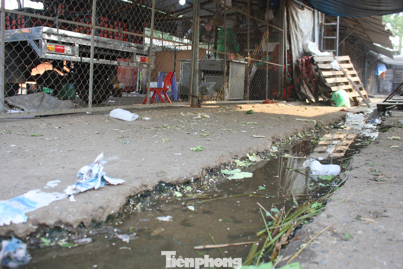 Hệ thống thoát nước trong chợ không được trùng tu nên nước rác từ hàng hóa sau mỗi buổi họp chợ lênh láng khắp nền, bốc mùi xú uế (thời điểm ghi nhận, nhân viên vệ sinh đã dọn dẹp xong).