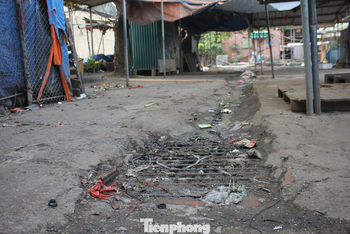 Hệ thống thoát nước trong chợ không được trùng tu nên nước rác từ hàng hóa sau mỗi buổi họp chợ lênh láng khắp nền, bốc mùi xú uế (thời điểm ghi nhận, nhân viên vệ sinh đã dọn dẹp xong).