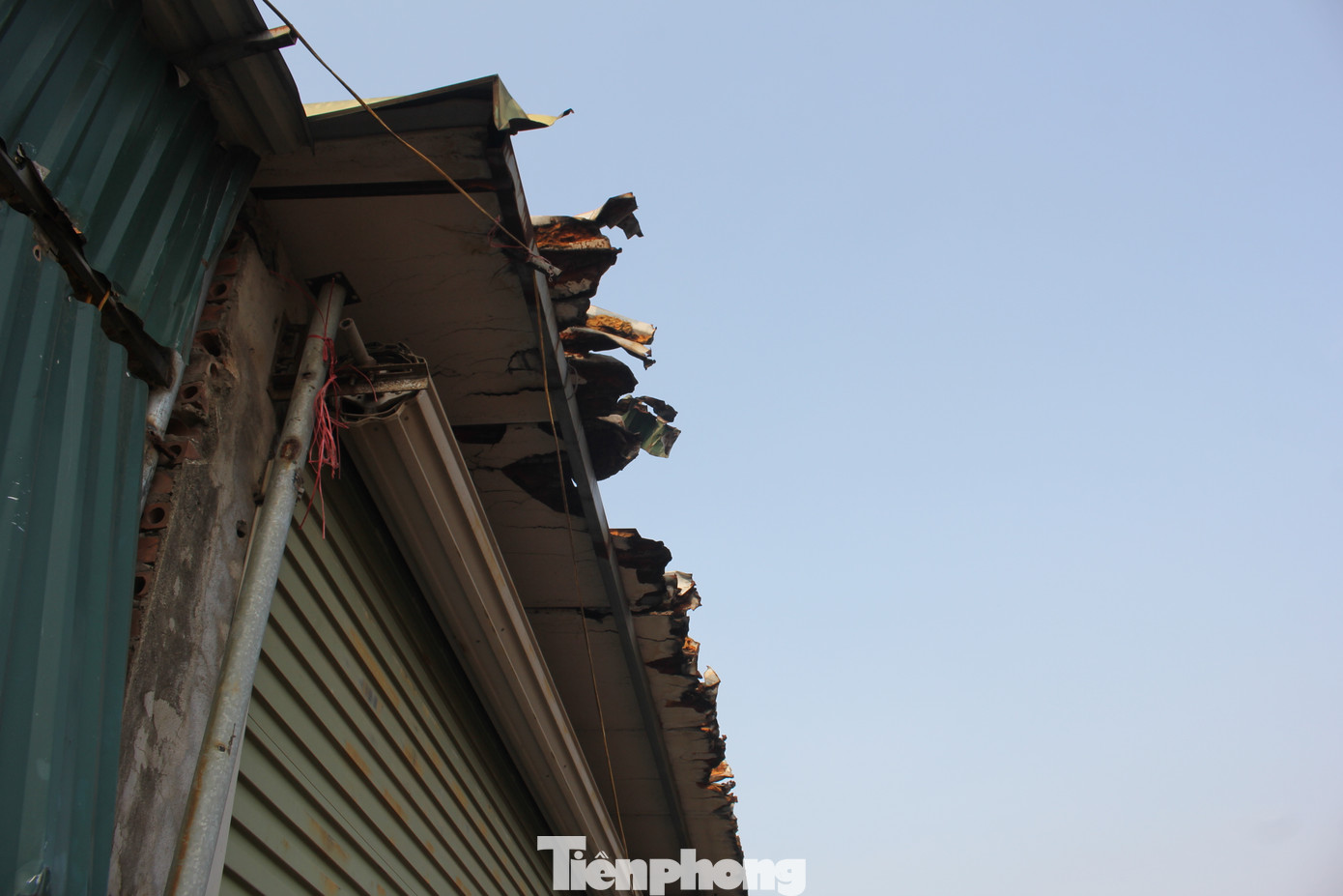 Chống cột của gian hàng xiêu vẹo trong khi mái tôn han gỉ, tả tơi.