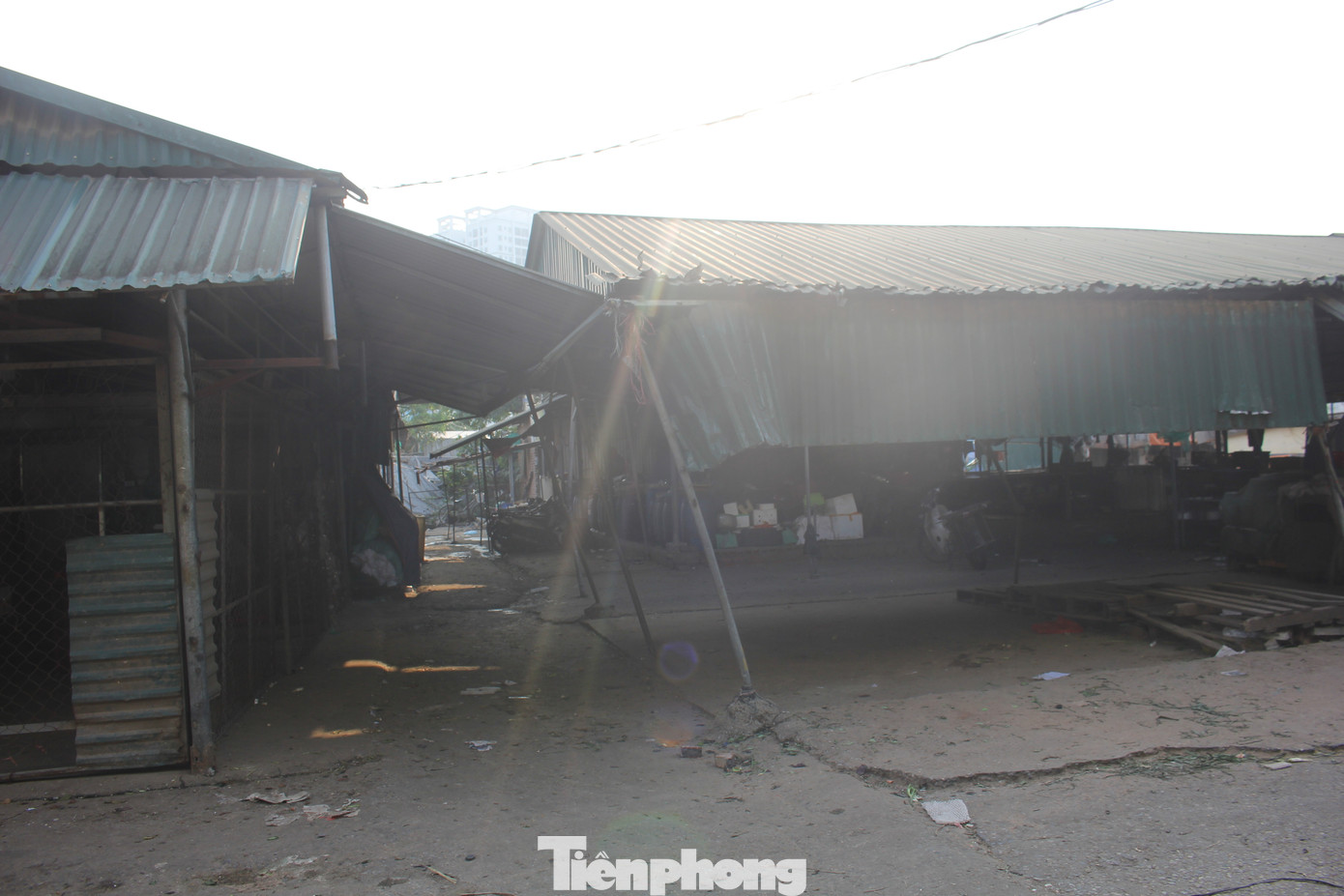 Chống cột của gian hàng xiêu vẹo trong khi mái tôn han gỉ, tả tơi.