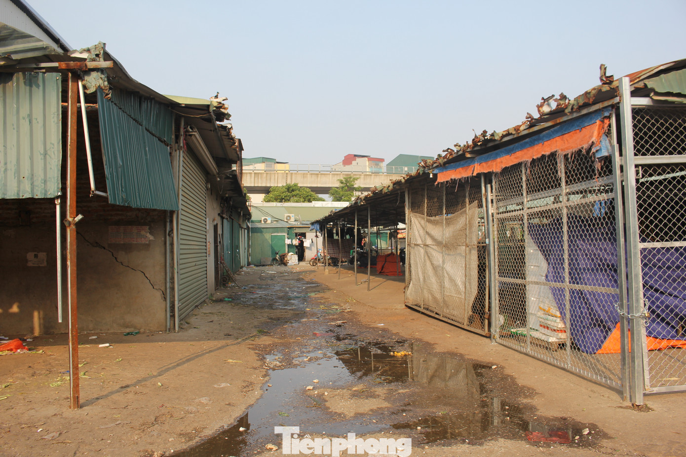 Hệ thống thoát nước trong chợ không được trùng tu nên nước rác từ hàng hóa sau mỗi buổi họp chợ lênh láng khắp nền, bốc mùi xú uế (thời điểm ghi nhận, nhân viên vệ sinh đã dọn dẹp xong).