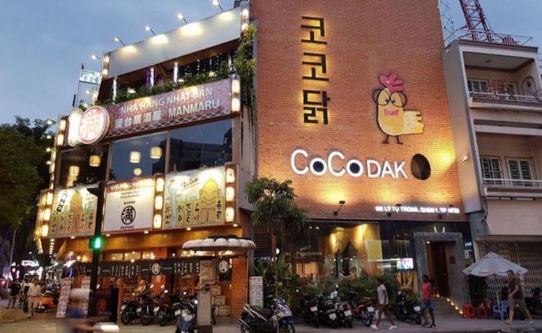 Anh N (35 tuổi, tài xế xe công nghệ) cho biết, cách đây vài năm, lô góc giao giữa đường Lý Tự Trọng và Trương Định được coi là vị trí gần như cố định của anh để đón khách vì lượng người ra vào các cửa hàng, quán ăn ở đây rất đông (ảnh trái). Năm nay, các mặt bằng đóng cửa và treo biển sang nhượng, cho thuê lại nên anh phải di chuyển vị trí đón khách đi xe. (Ảnh: Lộc Liên)