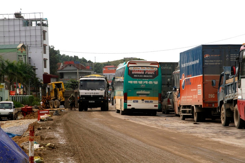 Các xe lưu thông khó khăn