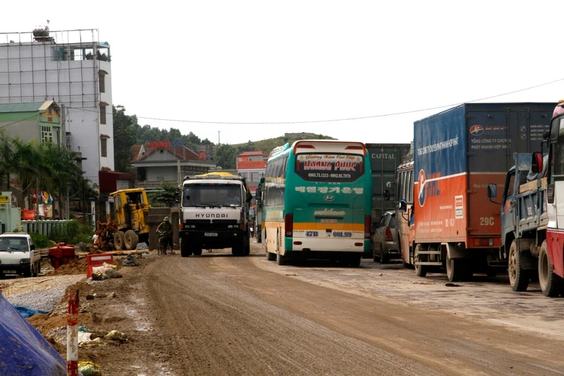 Các xe lưu thông khó khăn