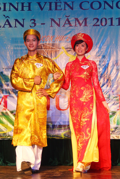 Các thí sinh thanh lịch trong trang phục truyền thống áo dài, khăn xếp