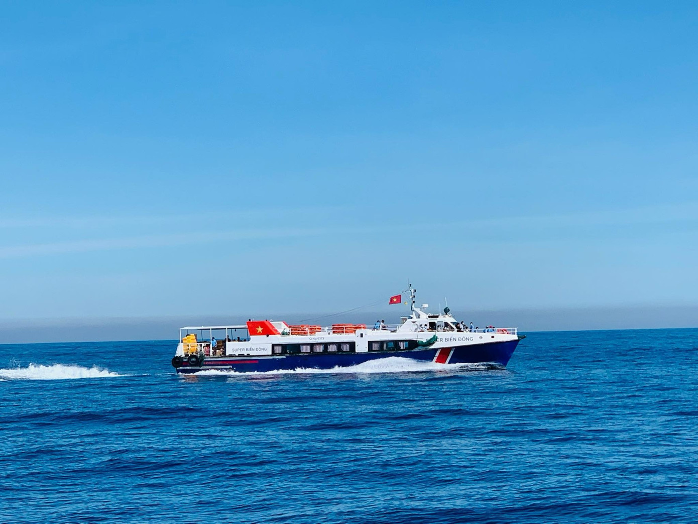 Tàu cao tốc từ đất liền ra đảo Lý Sơn.