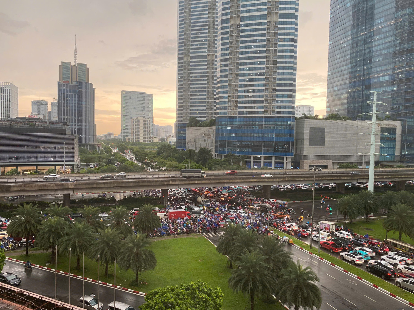 Hình ảnh giao thông ở Hà Nội tê liệt do người dân tìm cách về nhà sớm. Ảnh: Quyền Thành.