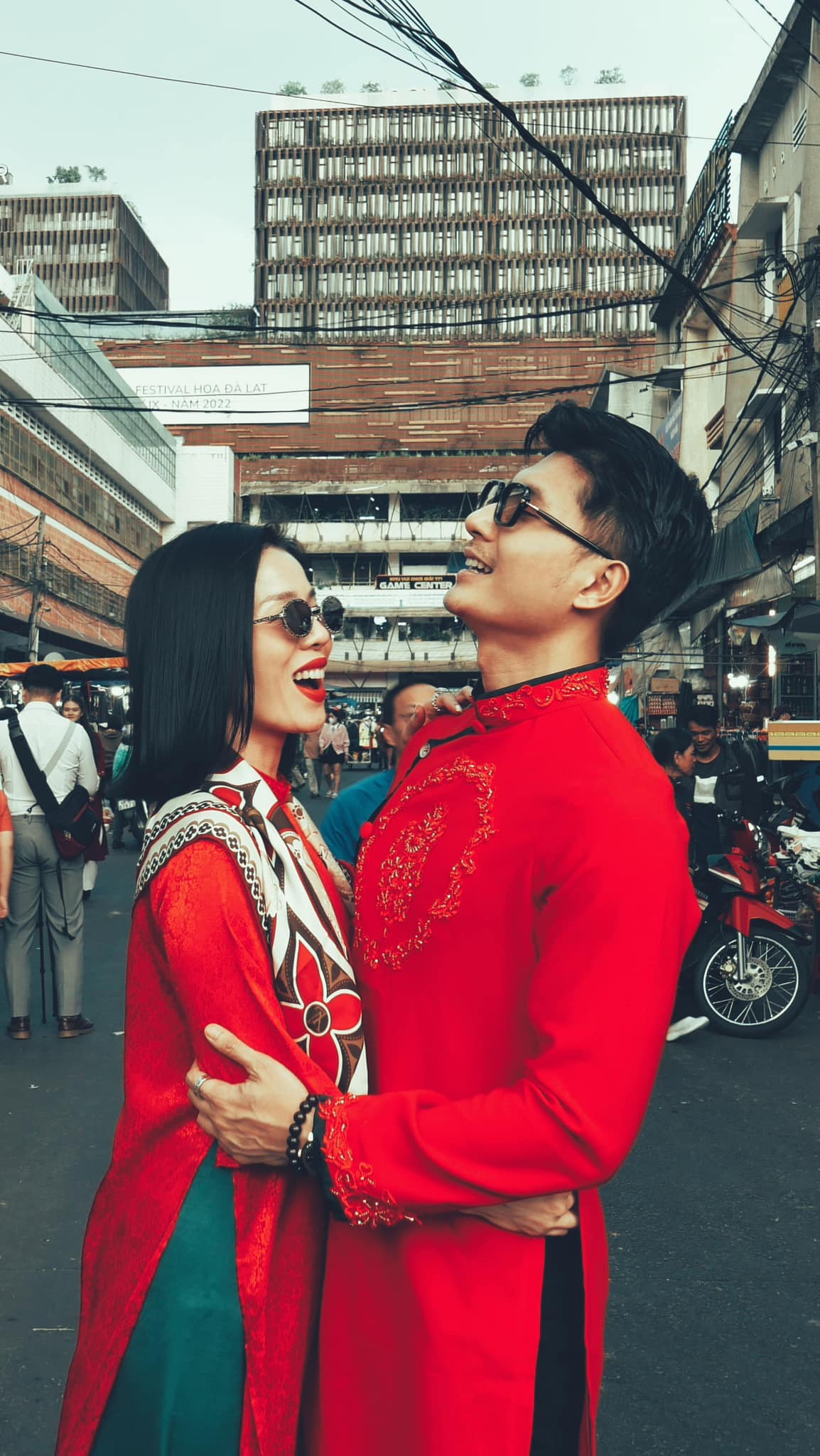 Đã nổi tiếng, đã giàu có, đã hát hay, đã thon gọn, lại còn được bạn trai trẻ đẹp say đắm. Phải chăng đây là một trong những nguyên nhân khiến Lệ Quyên bị ghét?