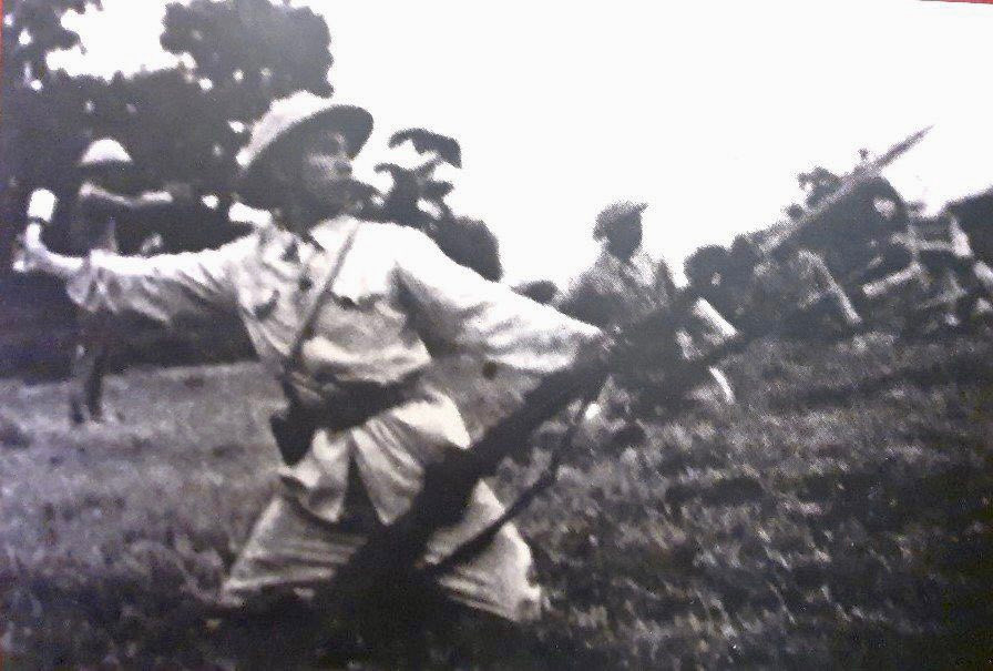 Khi đó, Đại đoàn 312 (nay là Sư đoàn 312, Quân đoàn 12) là lực lượng tiến công trên hướng chủ yếu, đánh trận mở đầu chiến dịch với nguyên tắc "trận đầu phải thắng”. 17 giờ ngày 13/3/1954, cuộc tấn công lịch sử vào Tập đoàn cứ điểm chính thức bắt đầu. Từng đợt pháo kích liên tiếp nhằm thẳng Him Lam và phân khu trung tâm. Kẻ thù không thể chống đỡ được hoả lực như vũ bão của quân đội ta. Ảnh: Bộ đội Việt Nam xung phong trên đồi Him Lam.