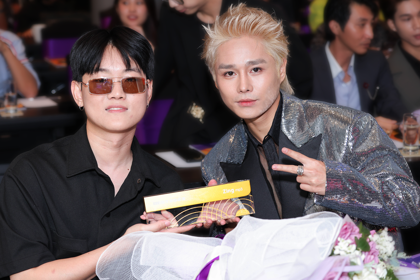 Tăng Duy Tân gây sốt với ca khúc Bật tình yêu lên. Tăng Duy Tân gây sốt với ca khúc Bật tình yêu lên.