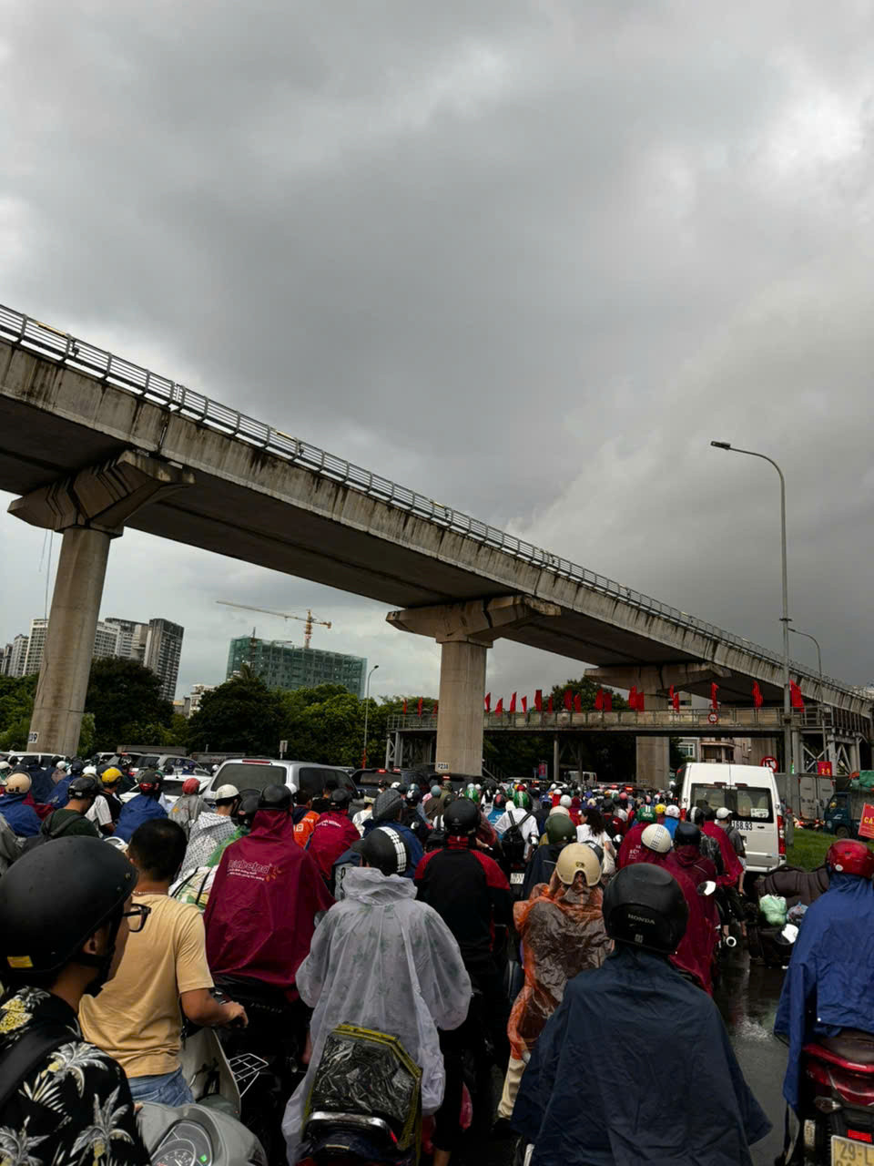 Hình ảnh giao thông ở Hà Nội tê liệt do người dân tìm cách về nhà sớm. Ảnh: Quyền Thành.