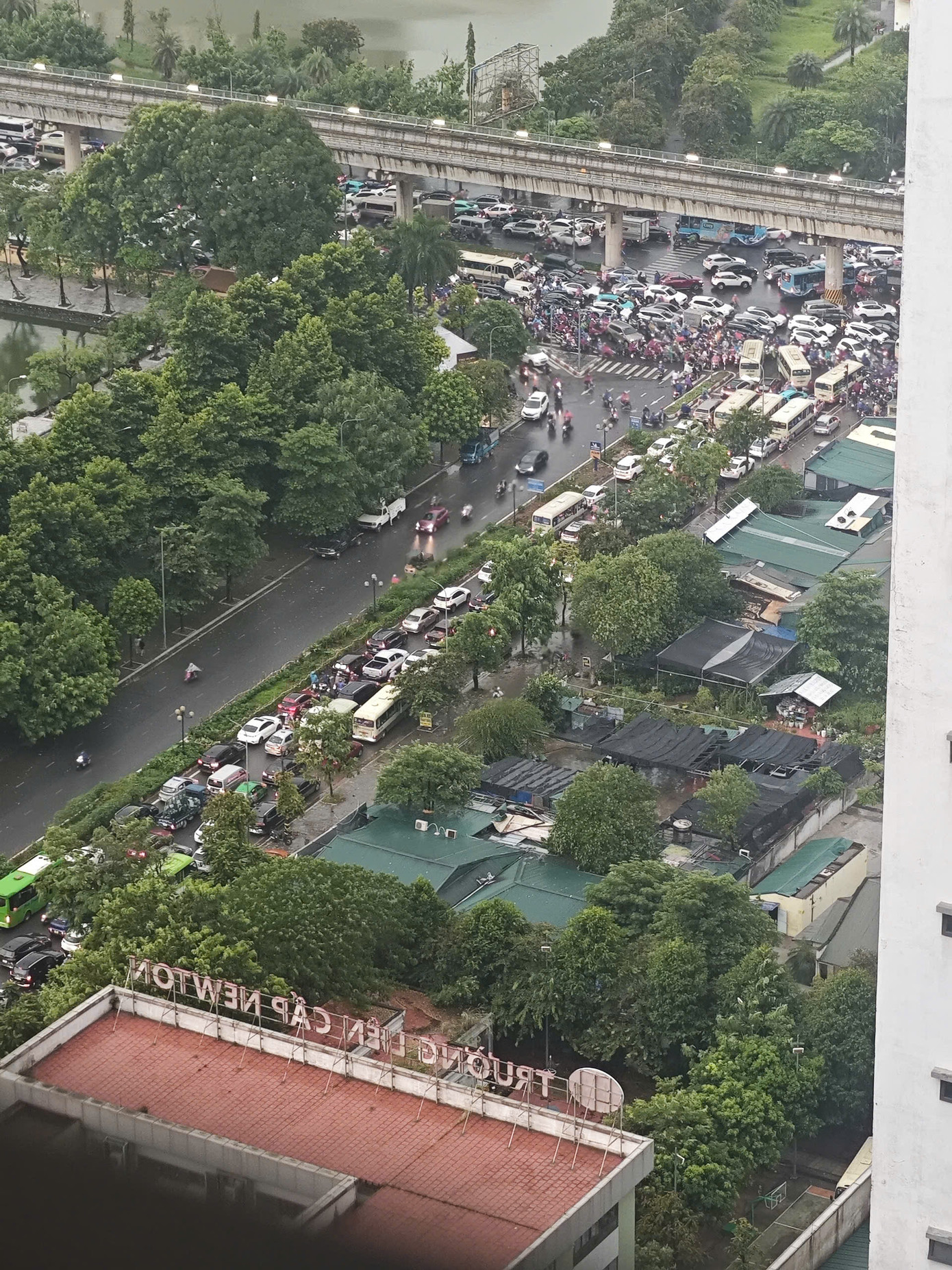 Hình ảnh giao thông ở Hà Nội tê liệt do người dân tìm cách về nhà sớm. Ảnh: Quyền Thành.